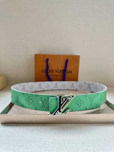 特 本款 4.0宽 Lv Initials 双面腰带展现经典Monogram 帆布的缤纷演绎，以 Lv 字母搭扣彰显瞩目风范，可为经典或休闲造型注入摩登新意