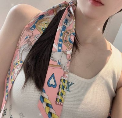 H家新款丝巾，“心形鞍具”100%重磅真丝斜纹绸，爱马仕束发带 双面双款！顶级斜纹真丝打造 超精细的印花非常清晰 绝对是送礼自用的首选丝带既可绕于颈间，亦可缠于