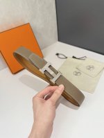 特 爱马仕HermèS男款腰带以其精湛的工艺、高品质的材料和经典的设计而备受推崇，是男士时尚配饰中的顶级选择。最具标志性的设计是带有“H”标志的扣头，简约大气且
