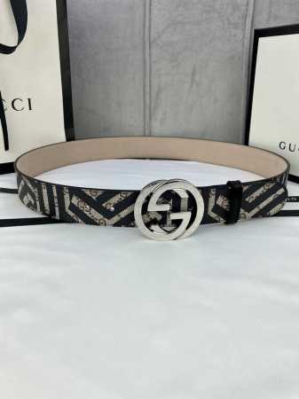 宽度4.0Cm Gucci Marmont系列每一季都会推陈出新，为灵感源于70年代的标志性Gg钢扣配件注入现代精髓。这款Gg Supreme帆布腰带反面采用黑 - 点击图像关闭