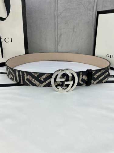 宽度4.0Cm Gucci Marmont系列每一季都会推陈出新，为灵感源于70年代的标志性Gg钢扣配件注入现代精髓。这款Gg Supreme帆布腰带反面采用黑