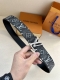 特 本款 Lv Initiales 双面腰带以大胆笔触解读经典设计。Monogram Faded 压纹帆布呈现做旧效果，柔滑牛皮革提供雅致选择。
