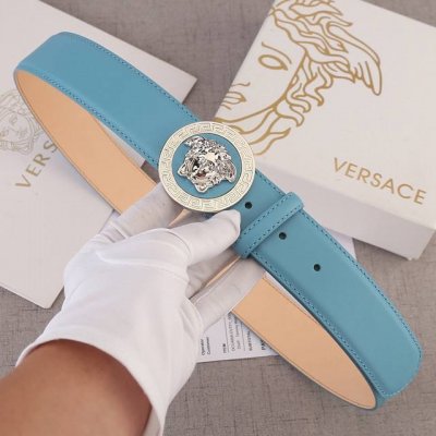 特 宽度4.0Cm Versace 范思哲 此款平纹砂底 双面头层 ：手感柔软、此款腰带配有醒目的美杜莎头像搭扣，可为任何造型增添几分立体雅致效果。