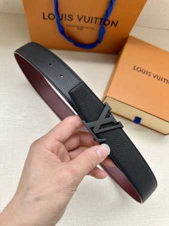 特 Lv Heritage 双面腰带3.4宽 选取粒面皮革和纳帕皮革，以抛光和拉丝工艺淬炼新款 Lv 搭扣。微弧形边缘和摩登形状末端见证细致匠心，为考究人士带来 - 点击图像关闭