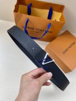 Lv原单头层牛皮压老花面，内衬头层小牛皮底，搭配原单刚扣 专柜宽度。
