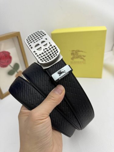品名：巴宝莉 自动带 材质：原单牛皮腰带 百分百头层牛皮腰带保证真皮，24K纯钢扣，专柜原单品质、做工精细，时尚大牌，送人自用首选 包装： 请认准如图专柜包装赠