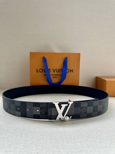 特 Lv 4.0宽Initiales Damoflage 双面腰带巧妙融入 Pharrell Williams 打造的像素化 Damoflage 图案，以深邃色