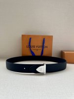 特 本款3.4宽: Lv Aerogram 双面腰带lv Aerogram 搭扣占据中央，一面契合搭扣色彩，另一面呈现反差视效