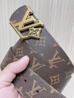 特 4.0Mm当季新款 一面一面帆布印格，一面小牛压花，搭配花朵精品扣头做工精细，质量保证。