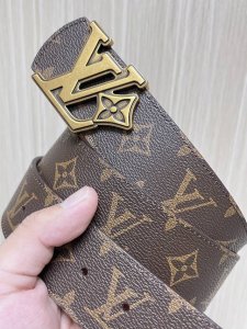 特 4.0Mm当季新款 一面一面帆布印格，一面小牛压花，搭配花朵精品扣头做工精细，质量保证。