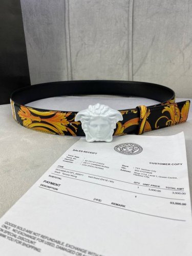 宽度4.0Cm Versace 范思哲 此款palazzo腰带采用牛皮革面料制作，并饰有le Pop Classique图案印花和标志性的美杜莎五金配件。