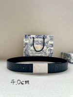 宽度4.0Cm Dior 这款 40 毫米双面腰带结合典雅气质与摩登风范。双面设计，一面采用海军蓝色 Cd Diamond 图案帆布 ，另一面采用同色调光滑牛皮
