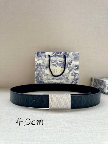宽度4.0Cm Dior 这款 40 毫米双面腰带结合典雅气质与摩登风范。双面设计，一面采用海军蓝色 Cd Diamond 图案帆布 ，另一面采用同色调光滑牛皮