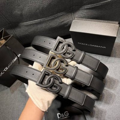 Dg，宽4.0Cm Dolce&Gabbana 全新荔枝纹腰带,简约配饰,点缀个性化 Dg 徽标搭扣。Dg 徽标