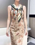 马术密匙”90方巾-24早春新品～Hermes～ 手工卷边斜纹真丝方巾 %桑蚕丝 。 这款爱马仕点睛配饰可以多种方式佩戴，与任何服饰皆搭配得宜。无论系绕颈间，或