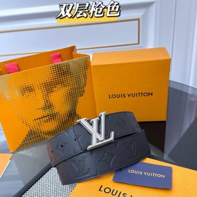 Lv Dimension 双面腰带将创意传承与华美街头风范共冶一炉，彰显创意总监 Pharrell Williams 的时尚远见。Monogram 帆布铺陈外层