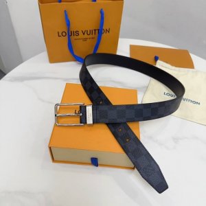 Lv City Pin 腰带以经典风格勾勒流畅线条，流露沉稳商务格调。金属搭扣闪烁光泽，Lv字母铭纹标注品牌身份；此款腰带易搭配服饰，商务休闲两相宜。腰带宽度：