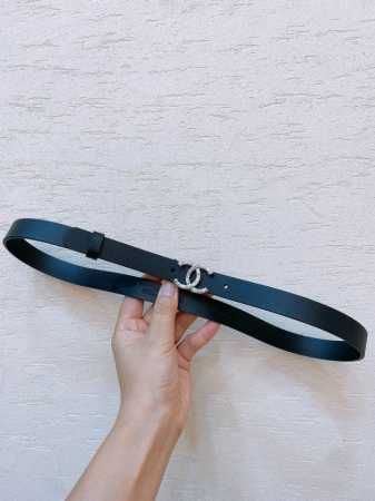 Chanel Cc雕刻工艺Logo扣 小牛皮腰带 手感柔软 2.0Cm、扣子小巧 一改往日粗旷浮夸的大Logo腰带风格 必入单品 - 点击图像关闭