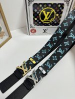 品名：Lv..路易..威登 材质：原单牛皮腰带 百分百头层牛皮腰带保证真皮，24K纯钢扣，专柜原单品质、做工精细，时尚大牌，送人自用首选 包装： 请认准如图专柜