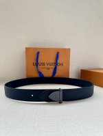 特 本款3.4宽: Lv Aerogram 双面腰带lv Aerogram 搭扣占据中央，一面契合搭扣色彩，另一面呈现反差视效