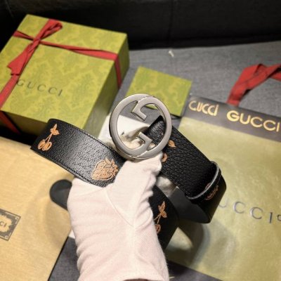 特 古奇，宽4.0 cm，水果和蔬菜是 Gucci 俏皮精神的象征，它们已经成为当代 House ，这薄带的特点是异想天开的草莓和樱桃打印与金属完成。配饰以白色