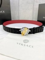 宽度4.0Cm Versace 范思哲 采用精挑细选进口牛皮，此款鹿皮腰带配有醒目的美杜莎头像搭扣，可为任何造型增添几分立体雅致效果。