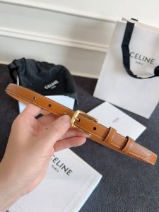 Celine.赛琳 全套包装 Western中号光滑牛皮革腰带 牛皮革 中腰 圆形带扣 2个皮环和1个金属尖头装饰 第一个圆环底部镌刻Celine Paris标