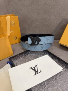 驴牌Dimension 双面腰带将创意传承与华美街头风范共冶一炉，彰显创意总监 Pharrell Williams 的时尚远见。Monogram 帆布铺陈外层，