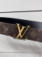 特 Lv Dimension 双面腰带将创意传承与华美街头风范共冶一炉，彰显创意总监 Pharrell Williams 的时尚远见。Monogram 帆布铺陈