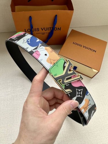 特 本款4.0宽Lv Initiales 双面腰带出自 Lv Portrait 系列，以拼接图案诠释团结和沟通主题。男女面孔之间穿插 Monogram 元素，光