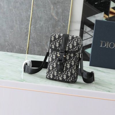 迷你 Dior Hit The Road竖版翻盖信使包米色和黑色 编号:2Htca544Yky_H27E 这款竖版翻盖信使包是二零二五夏季男装系列新品，现代时尚