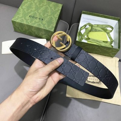 G U C C I 寬度40毫米 男士腰帶 這款時尚腰帶以雙面頭層小牛皮革匠心呈現，經典壓花設計 配以由精鋼金屬打造的Gucci銘牌經典雙G腰帶扣 百搭款！