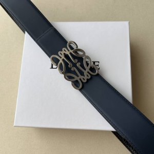罗意威 尺寸:带宽40Mm 正品尺寸 五金材质:专柜精品扣，真空电镀，工艺精细 带身材质:天然头层牛皮，质感十足，手感柔软。时尚个性，经典百搭！可自行选择搭配！