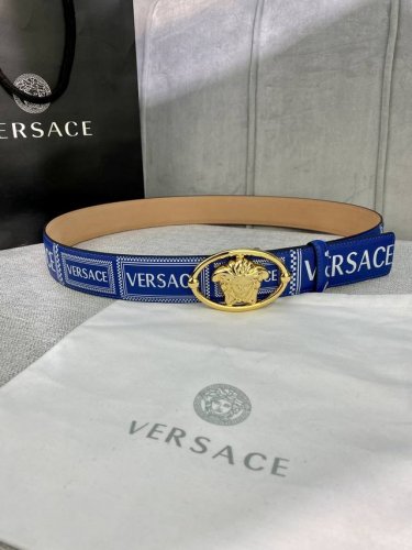 宽度4.0Cm Versace 范思哲 此款Palazzo腰带采用牛皮革面料制作，并饰有Le Pop Classique图案印花和标志性的美杜莎五金配件。