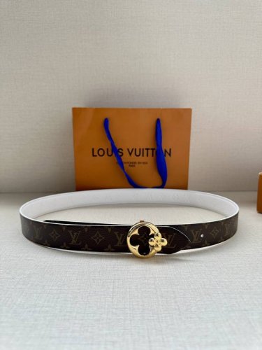 3.0宽lv Flowergram Round 双面腰带以新颖视角解读路易威登经典元素，令圆瓣 Monogram 花卉化为瞩目金属搭扣。Monogram Emp