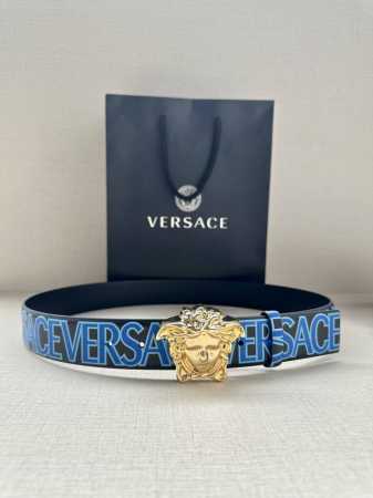 宽度3.8Cm Versace 此款印花底黑色腰带采用小牛皮制成，金色搭扣饰有品牌标志性的美杜莎头像！ - 点击图像关闭