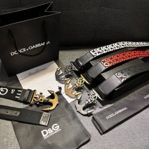 dolce&Gabbana 全新软质小牛皮腰带，缀以个性化徽标搭扣。小牛皮腰带，搭配徽标装饰搭扣: 腰带宽度：40 Mm 镀钌金属搭扣 意大利制造 带面:牛皮革