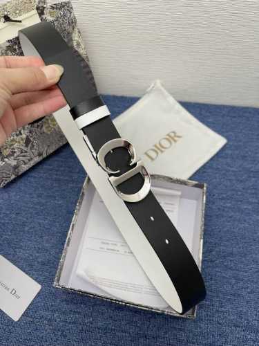 迪奥 3.0cm。特P150 这款 Montaigne Avenue 腰带从同名手袋汲取灵感，采用黑色光滑 牛皮革精心制作，质感柔软，设计优雅，饰以富有光泽的新