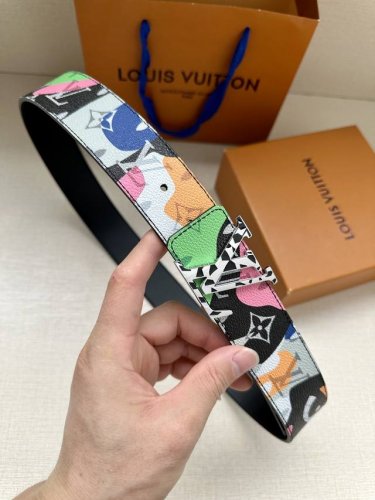 本款 Lv Initiales 双面腰带出自 Lv Portrait 系列，以拼接图案诠释团结和沟通主题。男女面孔之间穿插 Monogram 元素，光滑皮革一面