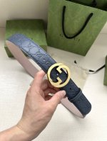 p180 宽度4.0Cm 互扣式双G带扣腰带，采用热压印技术的Gucci Signature皮革精制而成，触感厚实，印花图案清晰分明。 咖啡Gucci Sign
