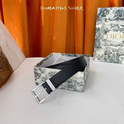 Di~Or迪~奥腰带擦色工艺搭配黑色粒面牛皮革里料，金属覆层黄铜腰带扣设计，镌刻有“Di~Or”标志，巧妙地提升格调，宽3.5Cm