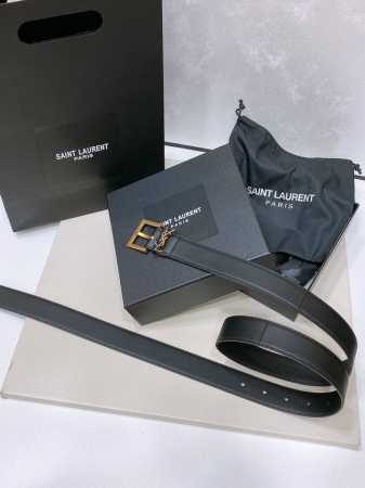 特 Salnt.Laurent.Paris. Le Cassandre树皮纹皮革腰带 腰带搭配可调节加长方扣和le Cassandre环扣。镌刻圣罗兰 Pari - 点击图像关闭