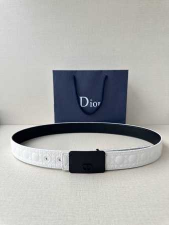 宽度3.5Cm Dior 这款腰带巧妙融合优雅与时尚，彰显 Dior 的精湛工艺。采用头层牛皮精心制作，饰以 Kumo 藤格纹，以全新方式呈现经典图案。腰带长度 - 点击图像关闭