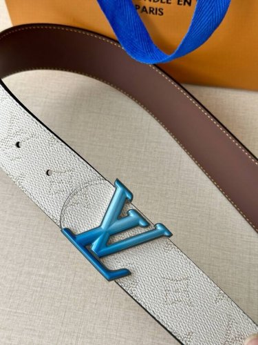 4.0宽 Lv Dimension Monogram HéRitage 双面腰带拼接素净皮革和 Monogram 涂层帆布，呈现经典设计的崭新演绎。品牌元素焕现