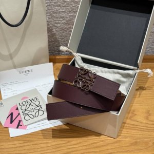 新款女士腰带 Ewe 意威经典Logo腰带实用性很强 光滑小牛皮双面腰带，配有Ewe Anagram搭扣 腰带非常有质感，喜欢Ewe的Logo设计，优雅 宽度：