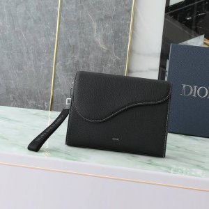 这款 A5 三角手拿包是 Dior 的全新主打单品。采用黑色粒面皮革等材质精心制作，搭配马鞍廓形翻盖，宽敞的拉链隔层可收纳手机，另外还设有卡槽。搭配可拆卸的腕带