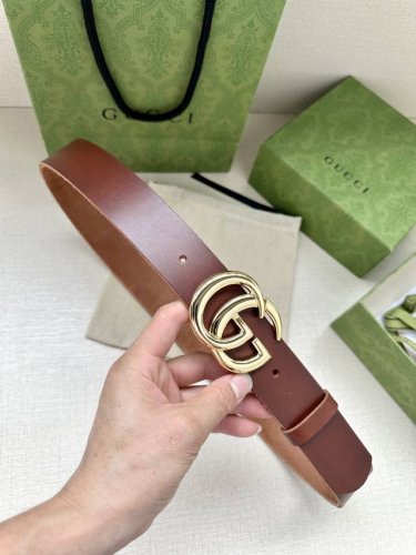 特 Gucci单层树膏皮革腰带，配有品牌标志性双G带扣。无涂层褪色皮革材质。 棕色皮革 钯金色调配件 双G带扣 搭扣：做旧复古双G扣 适用低腰和高腰两种穿戴方式