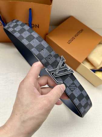 特 本款4.0宽 Lv Initiales 双面腰带聚焦品牌经典 Damier 格纹，以 Damier Graphite 帆布和 Damier Infini 皮 - 点击图像关闭