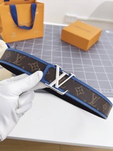 寬度：40Mm 男士最新頂級原單腰帶 此款腰帶專櫃面搭配荔枝紋底 搭配新款316鋼搭扣 雙面選用進口原廠togo荔枝 與專櫃一致