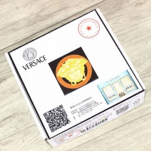 品名：范思哲.Ver Sace原单 型号：认准如图专柜包装，赠送打孔器 材料：百分百头层牛皮，保证真皮。美人头，24K钢扣专柜同等质量， 送人自用首选 包装：